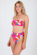 Load image into Gallery viewer, Image 04: Rio De Sol Set Set Antelope Bandeau-Reto Hotpant-Cos

