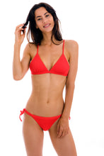 Load image into Gallery viewer, Model Front: Rio De Sol Top Top Cotele-Tomate Tri-Fixo
