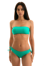 Load image into Gallery viewer, Model Front: Rio De Sol Set Bahamas Reto
